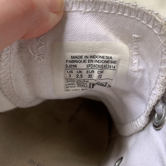 Kids Size 3 White chuck taylors - Picture 5 of 5